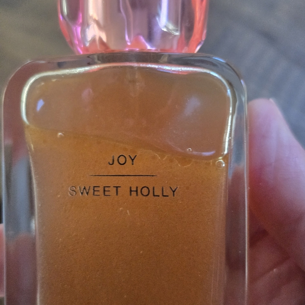 Josie Maran Sweet Holly Fragrance with Pink Cap - Picture 7 of 8